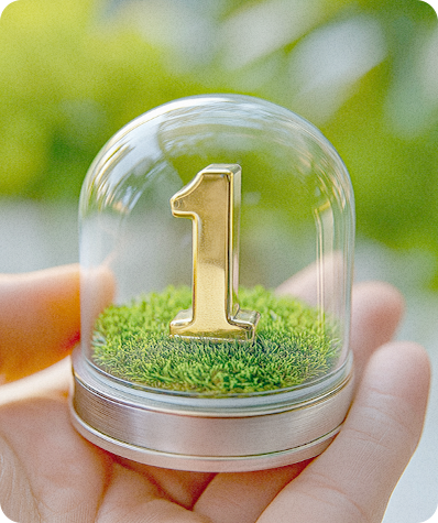 손 위 유리돔 속 숫자 1 모형 — 1위를 상징하는 이미지